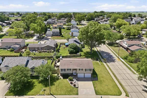 625 W Valley DR, Eldridge, IA 52748