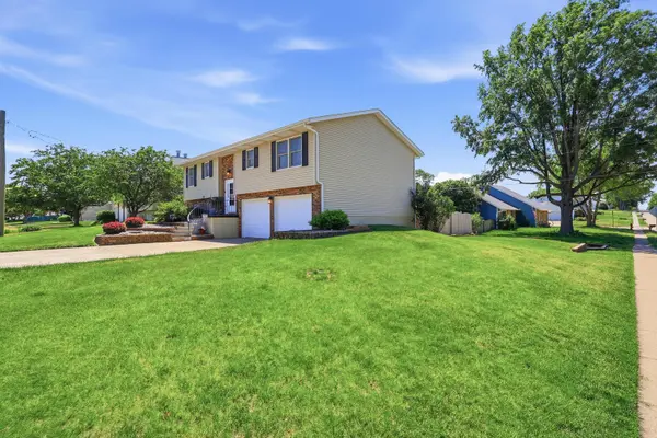 625 W Valley DR, Eldridge, IA 52748