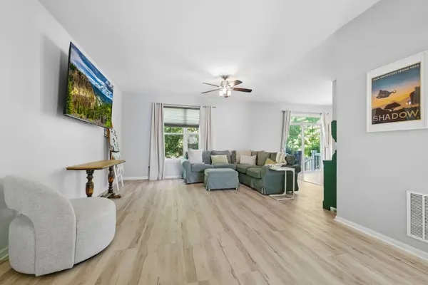 280 Hickory LN, South Elgin, IL 60177