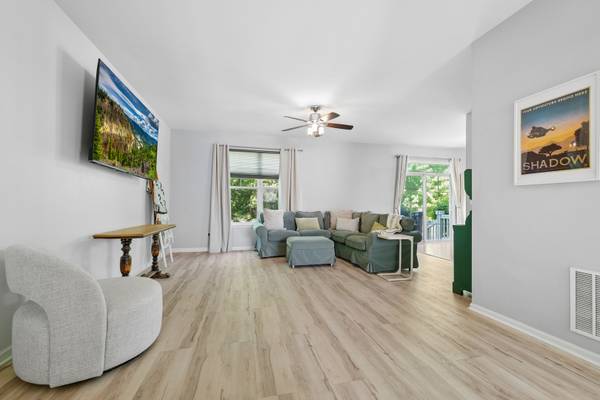 280 Hickory LN, South Elgin, IL 60177