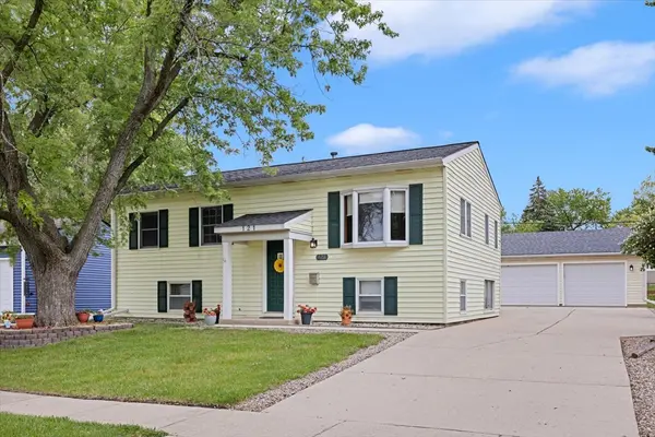 121 Seton PL, Streamwood, IL 60107