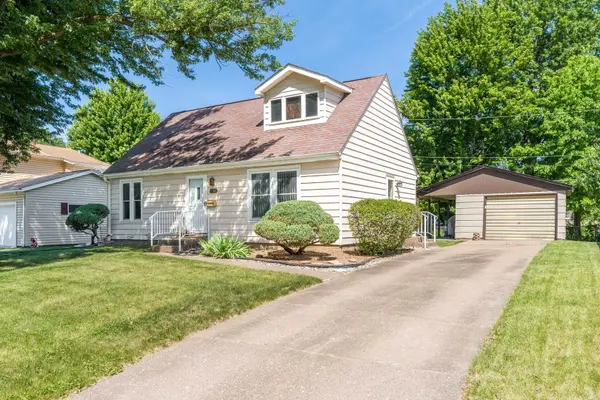 2368 Queens CT, Bettendorf, IA 52722