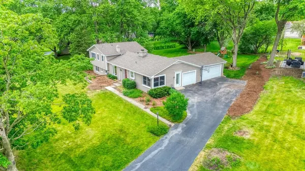 325 Canterbury LN, Inverness, IL 60010