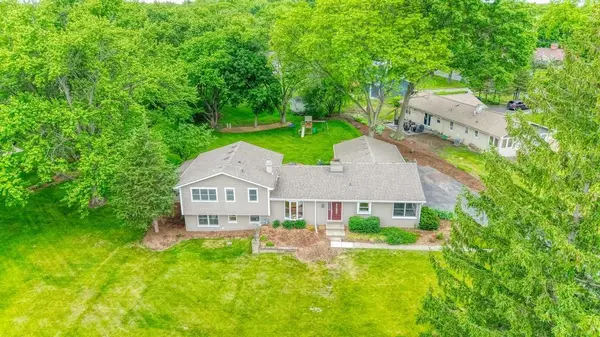 325 Canterbury LN, Inverness, IL 60010