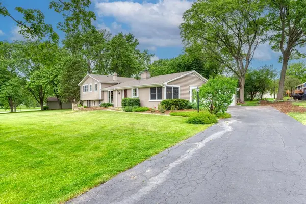 325 Canterbury LN, Inverness, IL 60010