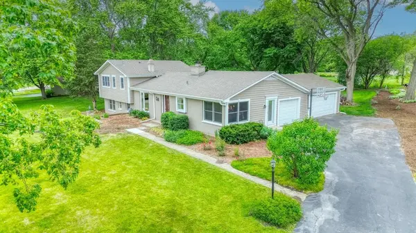 325 Canterbury LN, Inverness, IL 60010