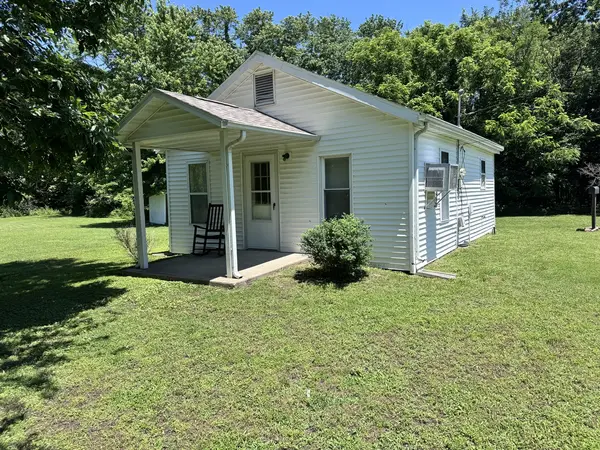 900 S Rotan ST, Salem, IL 62881