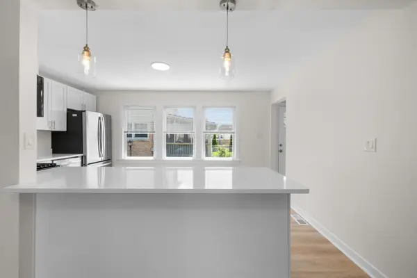 6207 W Eastwood AVE, Chicago, IL 60630
