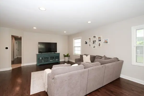 955 N Topanga DR, Palatine, IL 60074