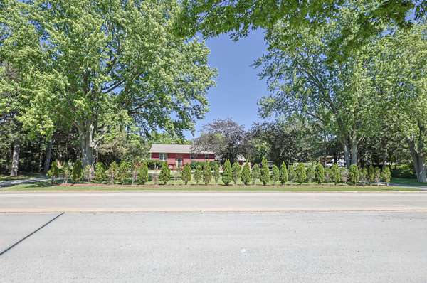 9012 Swanson RD, Lake In The Hills, IL 60156