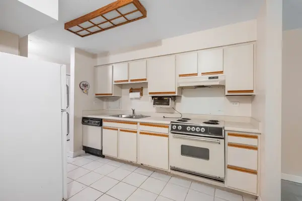 1605 E Central RD #106A, Arlington Heights, IL 60005
