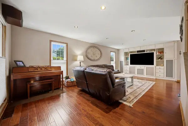 702 Hickory LN, Carol Stream, IL 60188