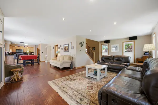 702 Hickory LN, Carol Stream, IL 60188