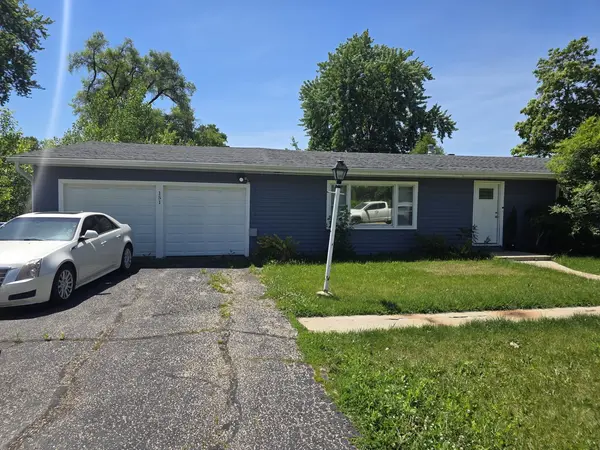 151 Beach CT, South Elgin, IL 60177