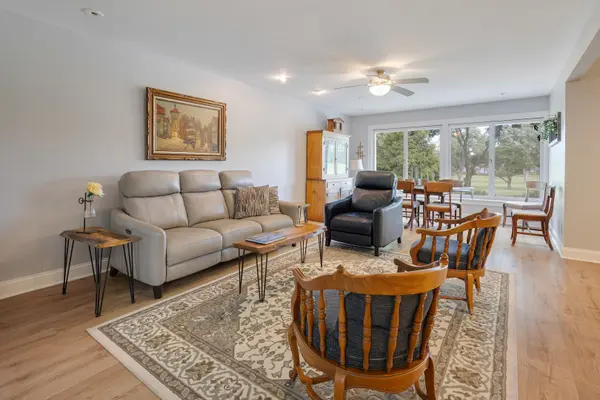 810 N Allen AVE, Mchenry, IL 60050
