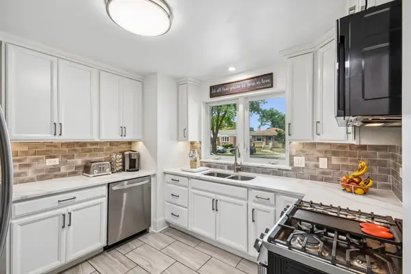 9329 Lincoln AVE, Brookfield, IL 60513