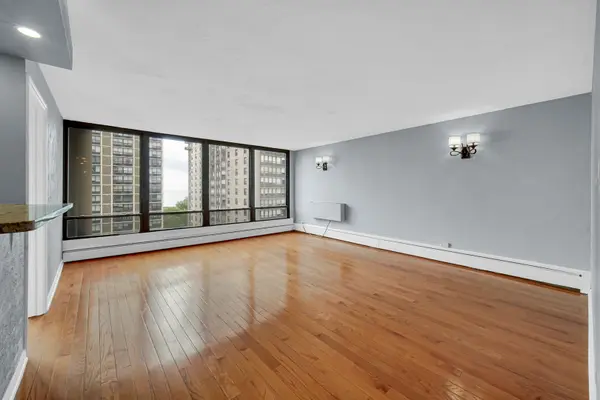 5740 N Sheridan RD #11A, Chicago, IL 60660