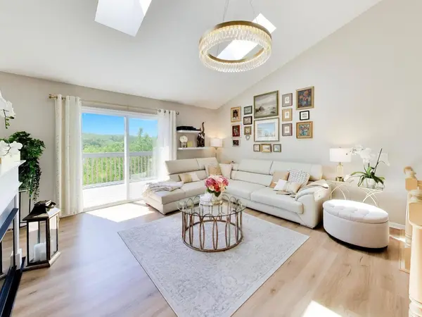 986 Viewpoint DR, Lake In The Hills, IL 60156