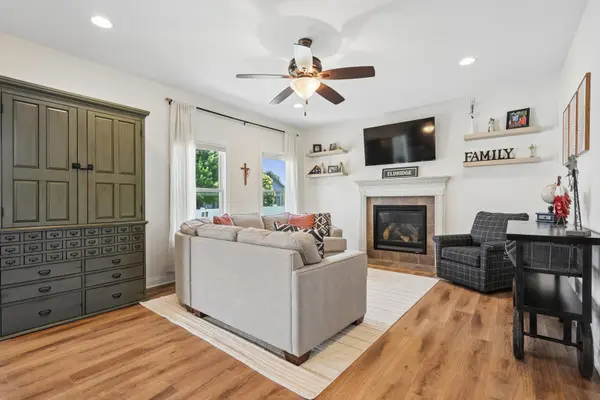 851 Stonebridge CIR, Eldridge, IA 52748