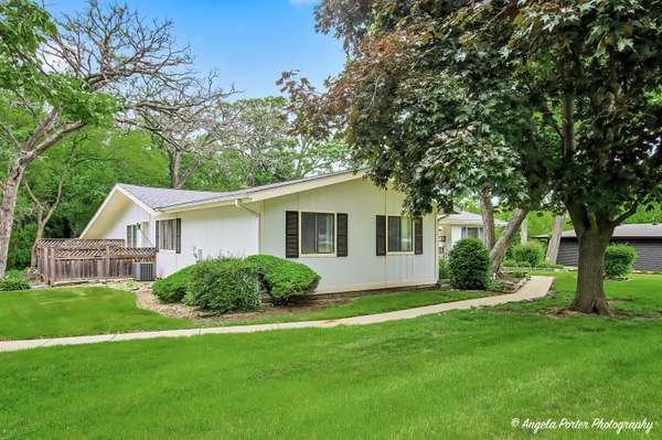 915 Royal DR #4, Mchenry, IL 60050