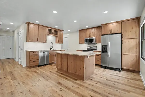 4646 Madison CT, Davenport, IA 52806