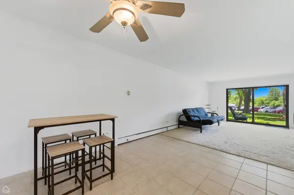 1198 Royal Glen DR #126, Glen Ellyn, IL 60137