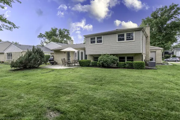 1631 S Surrey Ridge DR, Arlington Heights, IL 60005