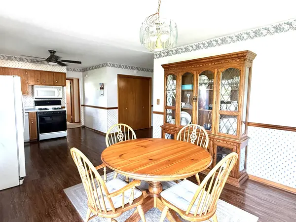 408 Princeton DR, North Aurora, IL 60542