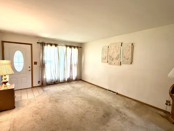 408 Princeton DR, North Aurora, IL 60542