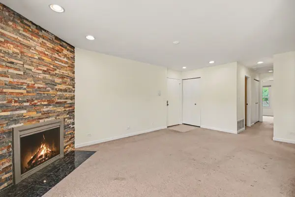 5235 Rockpointe CT #5235, Gurnee, IL 60031