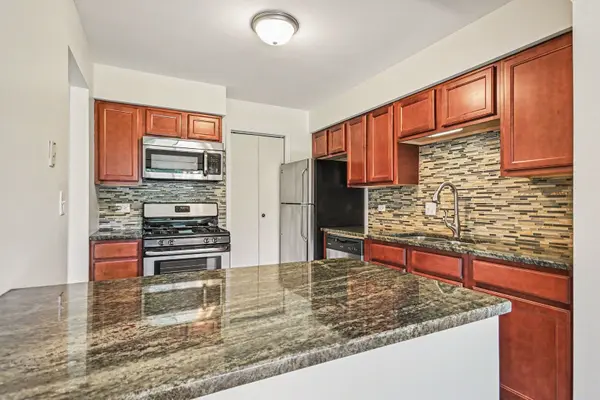 5235 Rockpointe CT #5235, Gurnee, IL 60031