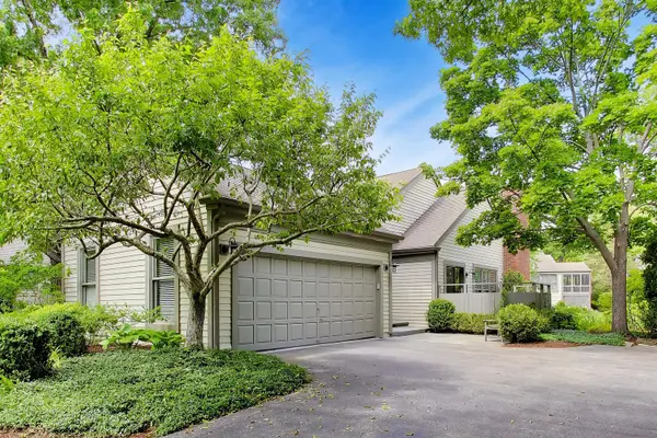 32 Warrington DR, Lake Bluff, IL 60044