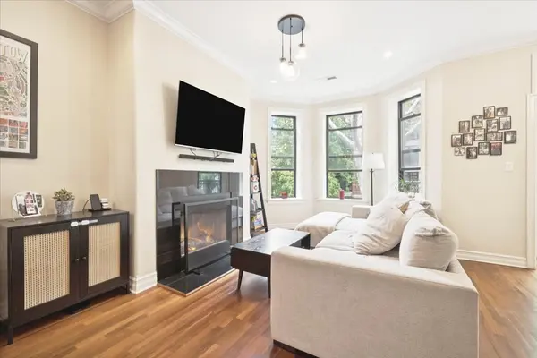 832 W Roscoe ST #2, Chicago, IL 60657