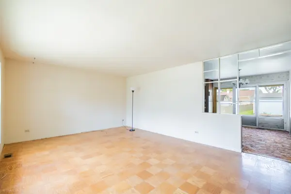 214 Greenbriar ST, Elk Grove Village, IL 60007