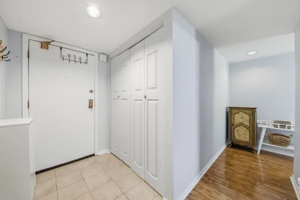 2100 Valencia DR #102B, Northbrook, IL 60062
