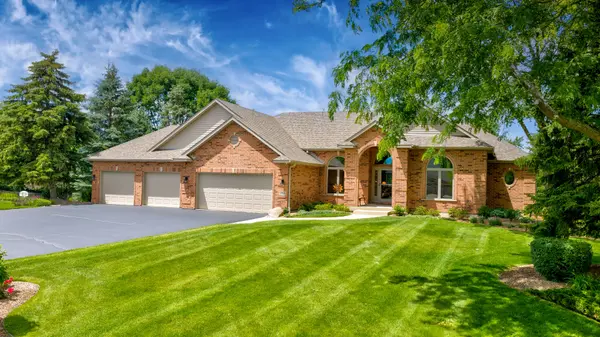 10907 Red Hawk LN, Spring Grove, IL 60081