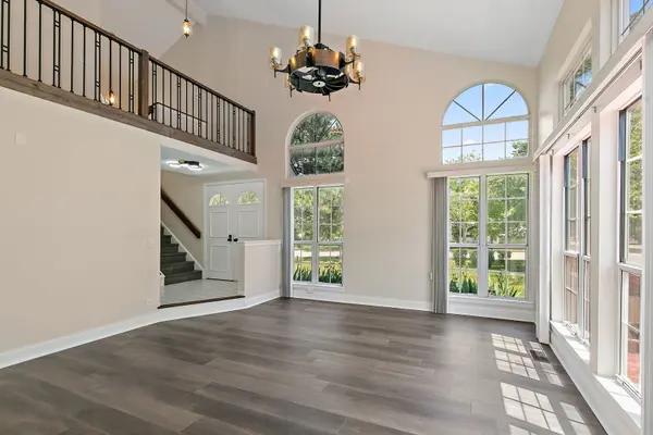621 Newbury LN, Schaumburg, IL 60173