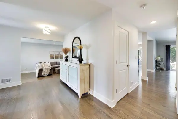1052 Rolling PASS, Glenview, IL 60025
