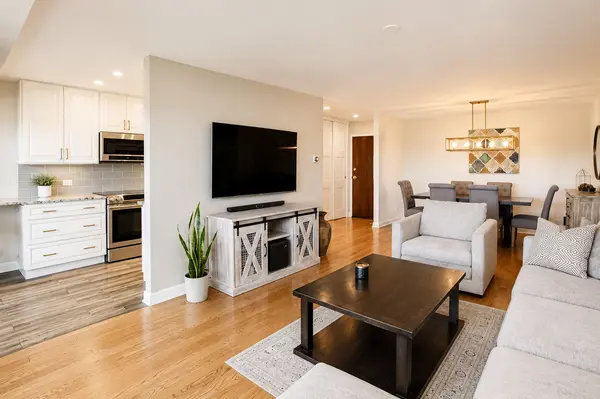 1101 S Hunt Club DR #403, Mount Prospect, IL 60056