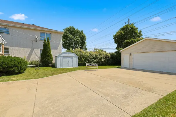 6837 Davis ST, Morton Grove, IL 60053