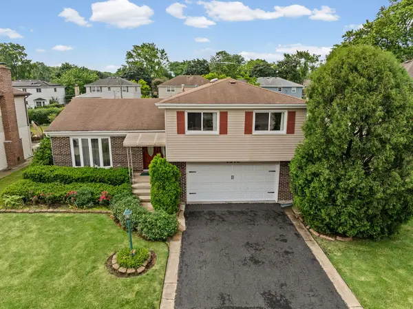 1913 E SEMINOLE LN, Mount Prospect, IL 60056