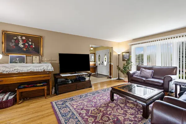 1913 E SEMINOLE LN, Mount Prospect, IL 60056