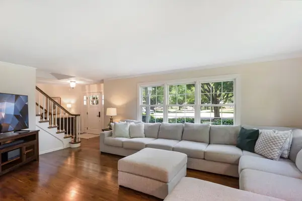 716 S Dymond RD, Libertyville, IL 60048