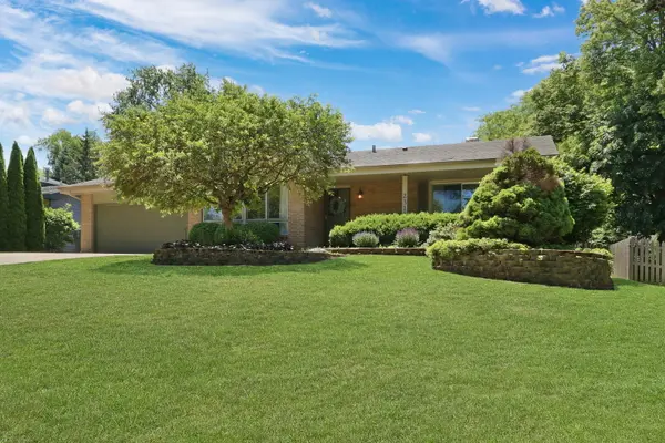 2313 Carriage LN, Lindenhurst, IL 60046
