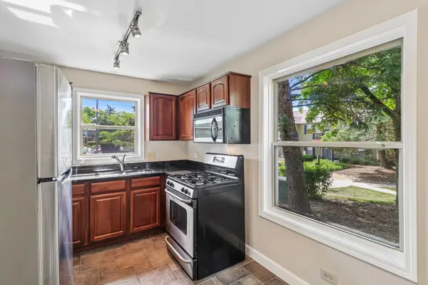 1336 McDowell RD #104, Naperville, IL 60563
