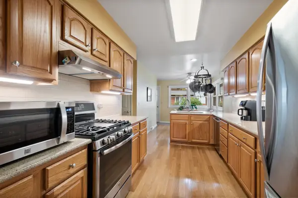 915 S See Gwun AVE, Mount Prospect, IL 60056