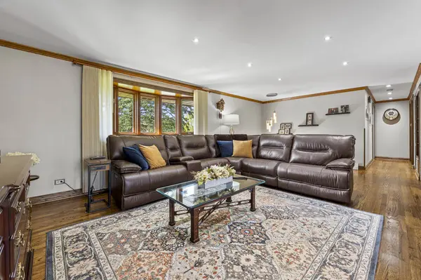 1214 Milton LN, Schaumburg, IL 60193