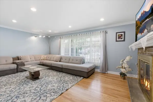 104 W GRANVILLE AVE, Roselle, IL 60172
