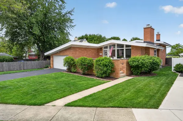 56 Golf AVE, Clarendon Hills, IL 60514