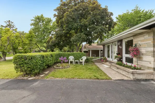 220 Voltz RD, Northbrook, IL 60062